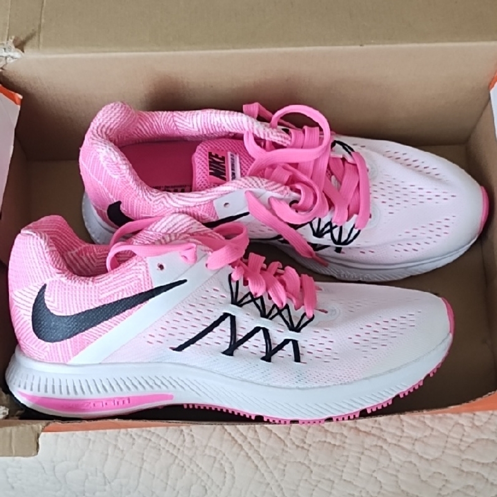 Nike Women's Athletic Shoes in Pink and White 8.5 NWOT